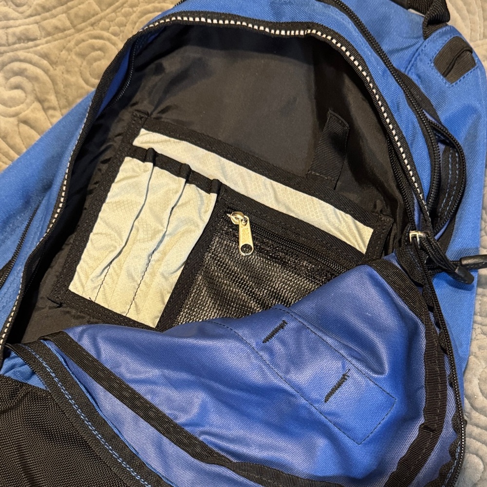 Eddie Bauer Men's Backpack in Blue and Black - Picture 6 of 8